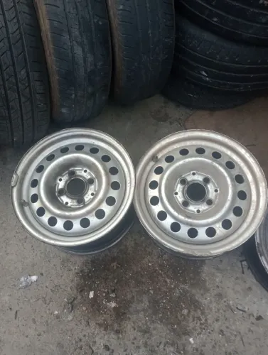 Vendo. Pneus. E. Jánttes