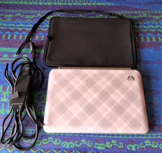 Netbook Marca HP Mini 210-1000. Cor Rosa Xadrez - Edição Limitada.