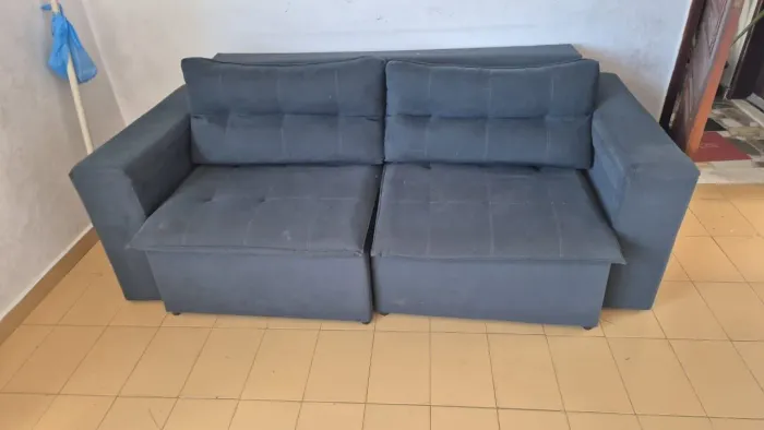 Sofá retrátil bem conservado