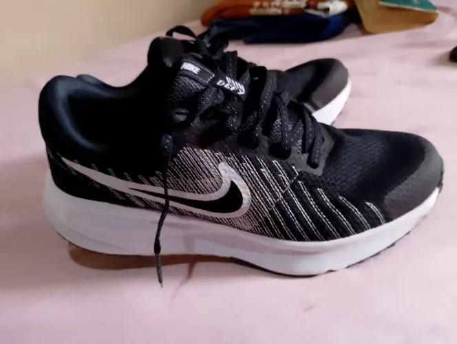 Vende um tênis Nike numeração 39 .já usa mas em boa situação para uso.