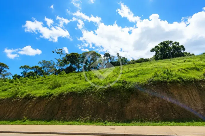 Terreno em aclive, 687 m2, à venda no Condomínio Jardins da Serra, bairro Ermitage. Teresó