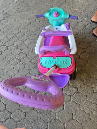 Motoquinha com empurrador