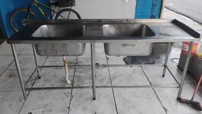 Bancada de aço inox com duas cubas. Medidas: 2,00mx0.70cm. Valor: 2.300,00 reais.