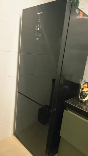 Geladeira Panasonic Preta.