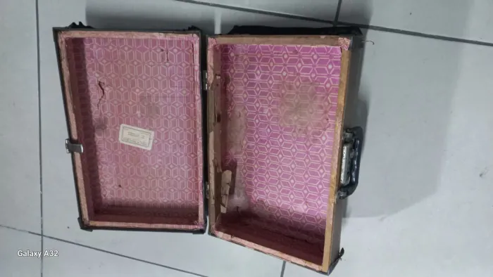 Reliquia ANTIGUIDADE para colecionadores ,mala com mais de cem anos de fabricação em o