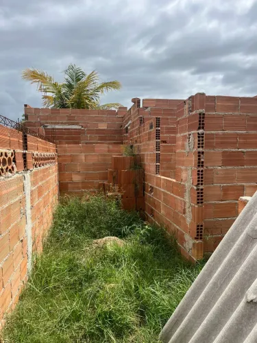 Vendo duas casas pra terminar a 800m da praia