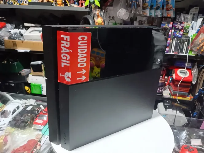 PlayStation 4 com detalhe leia a descrição