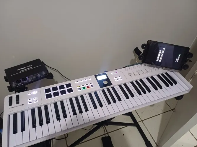 Teclado arturia com tablet e interface de áudio 