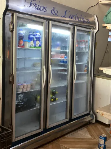 Vendo freezer de lacticínios e prateleiras 