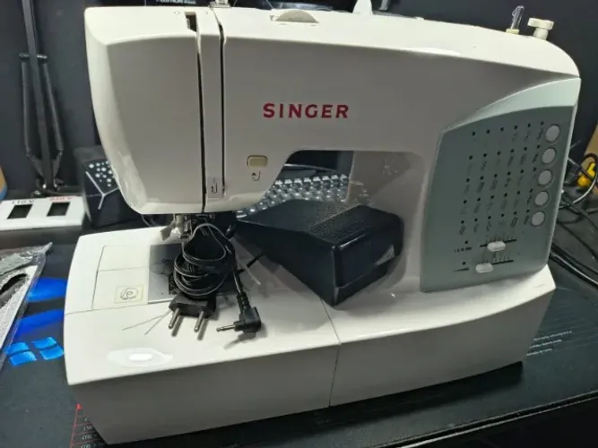 Máquina de Costura Singer 7422 Eletrônica