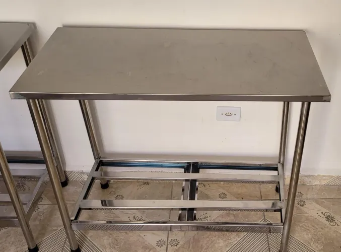 Mesas de metal 100cm X 50cm X 85cm