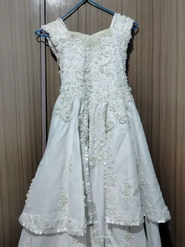 Vestido de Noiva / Festa Longo Branco com Renda em Relevo, Pérolas e Saia em Camadas