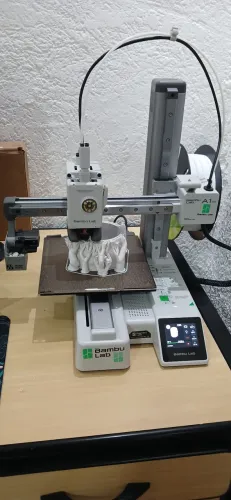 Bambu Lab A1 Mini 132 hrs de uso muito nova acompanha filamento Branco.