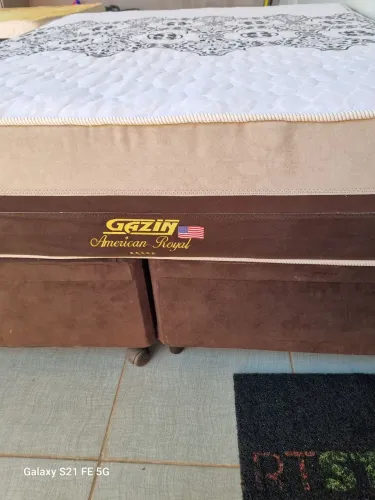 Cama Box Queen colchão molas enssacadas em perfeito estado de uso Entrego