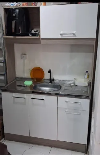 Armário de cozinha com tampo de inox