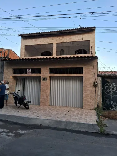 Casa duolex com 6 quartos , sendo 2 suites, com varandas na frente da casa e atrás ( nasce