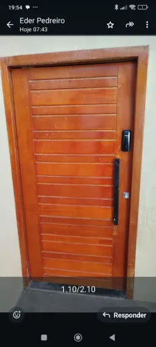 Porta <br>Porta com portão <br>Madeira mássica <br>E fechadura elétrica <br>Na c