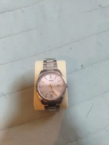 Relógio de pulso Casio Analógico com corria de aço inoxidável cor prateado - fondo branco