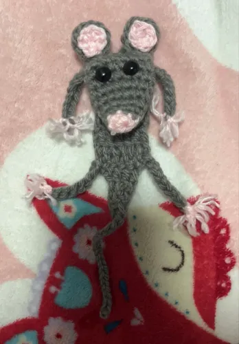 ratinho de crochê magrelo desnutrido