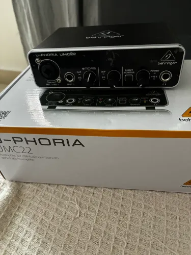 Interface de Áudio Behringer UMC22