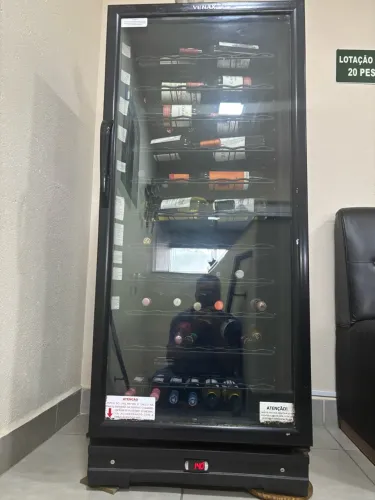 Adega Venax 285 L - 83 garrafas - Compressor - 220V