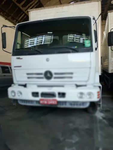 Vendo caminhão baú no Rio de Janeiro