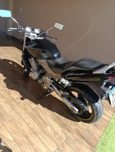 Hornet em excelente estado