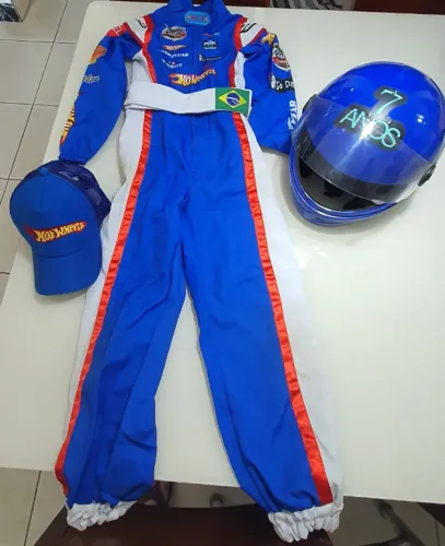 Fantasia Macacão Infantil Equipe Hot Wheels com Capacete