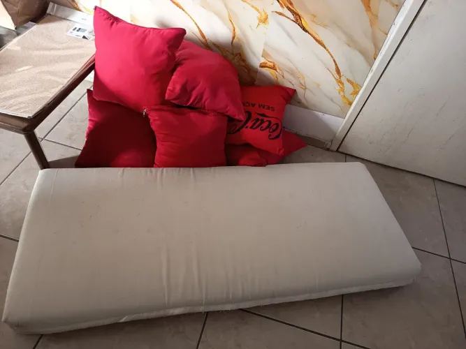 Colchonete com almofadas com capa já