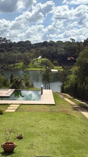 Chácara de Alto Padrão com 2.500 m², Piscina e Lago Privativo