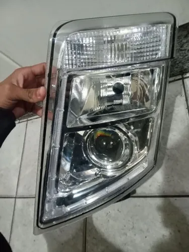 Farol esquerdo caminhão Volvo FH