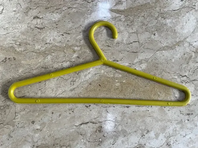 Cabide infantil amarelo