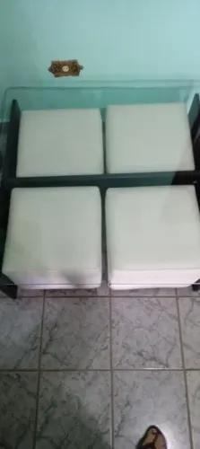 Mesa de centro em vidro com 4 assentos