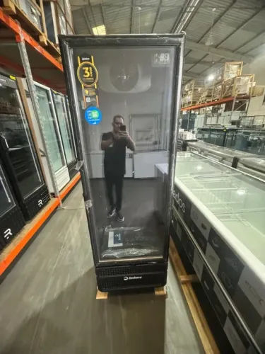 Cervejeira vertical porta vidro 400 litros comtrolador digital 6 graus negativos