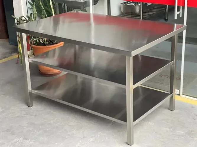 Mesa industrial em inox com 2 prateleiras lisas