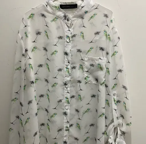 camisa branca gola padre zanzea estampa de papagaios e coqueiros