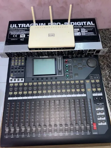 Mesa digital Yamaha 01v96i + ADA Berhinger+ Roteador DLink + case