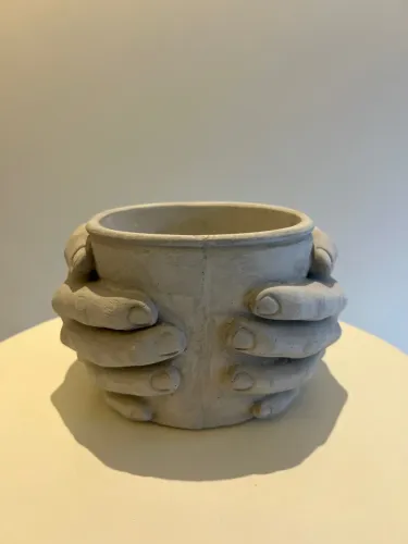 Vaso Decorativo em Forma de Mãos de Cimento