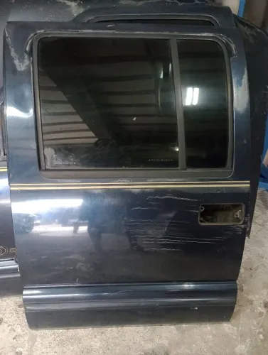 Porta traseira da caminhonete S10 ano 2000 (cabine dupla) lado passageiro