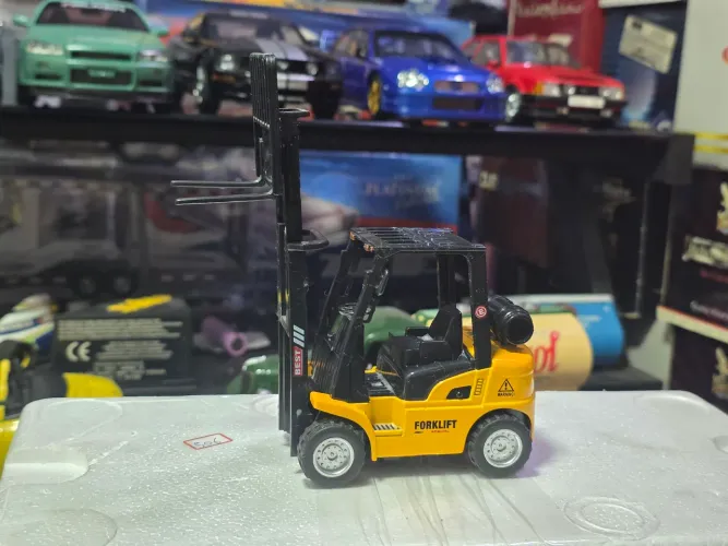 Miniatura empilhadeira 1:18 metal com pa móvel sobe e desce