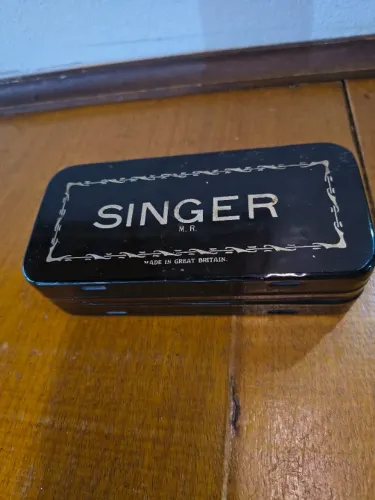 Antiga Caixa Metal Singer Com Acessórios