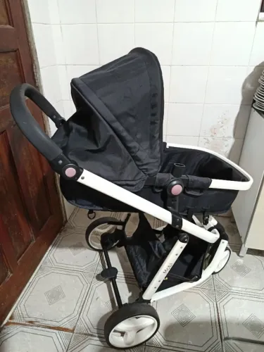 Carrinho de bebê safety com bebê conforto