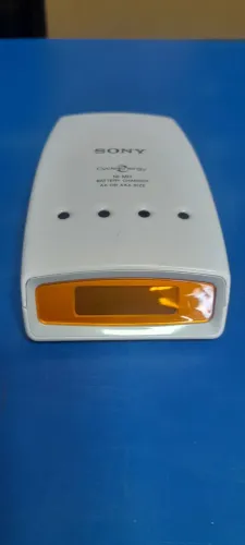 Carregador de pilhas SONY.