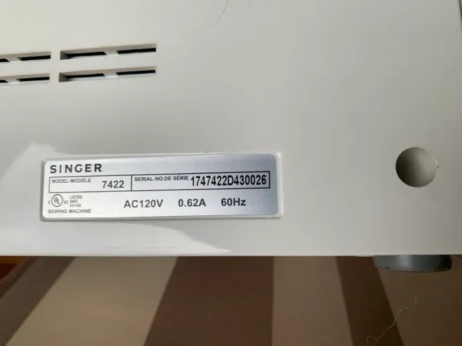 Máquina de costura eletrônica Singer mod Cosmo 7422 120V completo