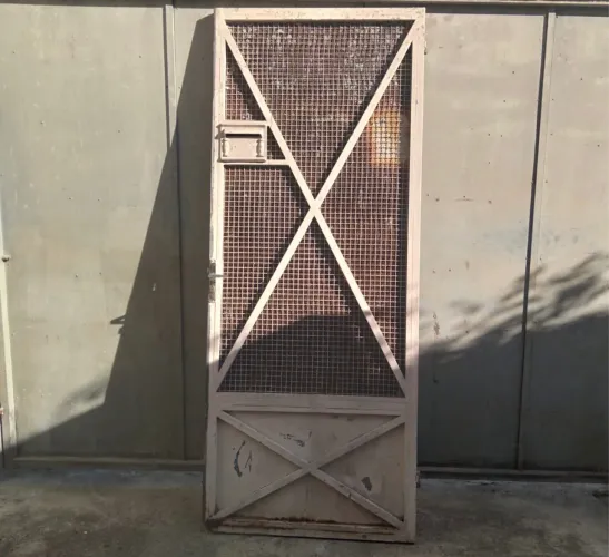 Porta de ferro com tela para área externa