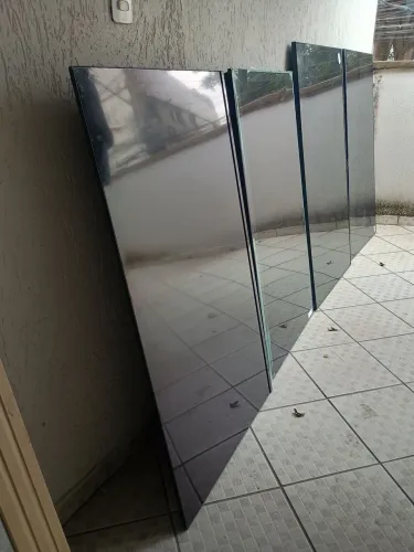 6 tvs 2 de 55, 3 de 50, 1 34 polegadas