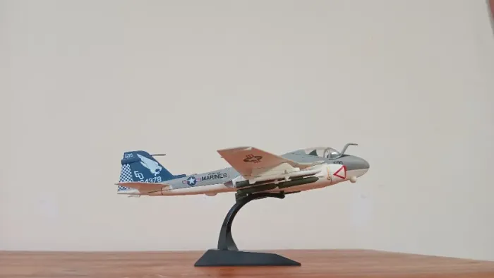 AVIÕES DE COMBATE SUPER INTRUNDE A-6  escala 1/72.