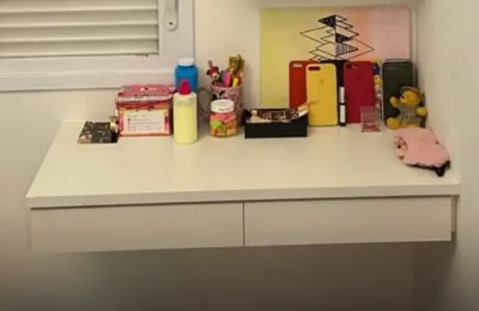 Escrivaninha quarto feminino, madeira, formica branca, sob medida - para Desapegar