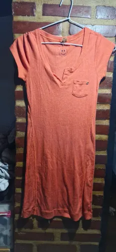 Vestido laranja com detalhe de bolso farm tam m