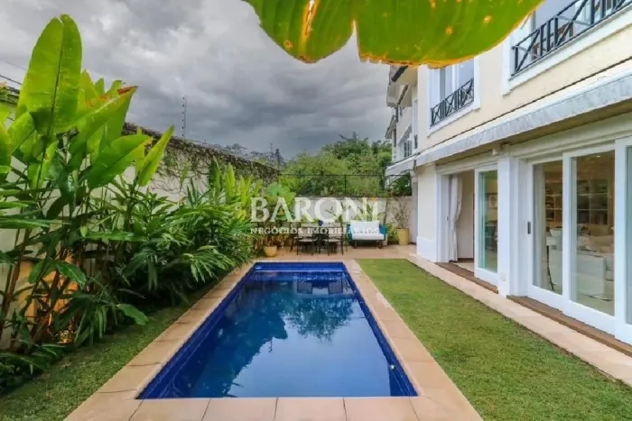 Casa em condomínio à venda no Jardim Guedala. 550 m², 3 suítes, 3 vagas. Piscina com hidro